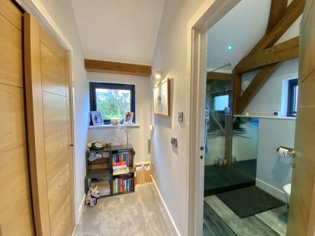 Dressing Area into En Suite