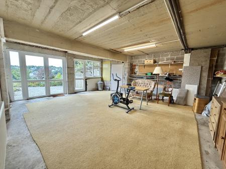 Large Workshop/Former Garage