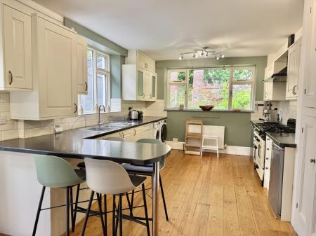 Kitchen with Breakfast Bar