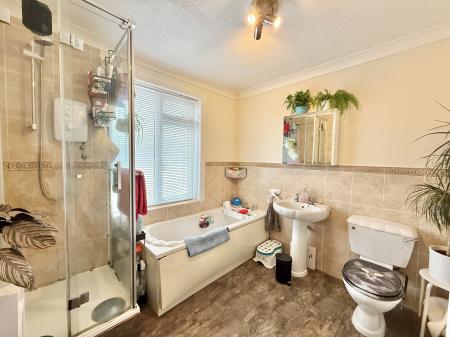 Spacious Bathroom