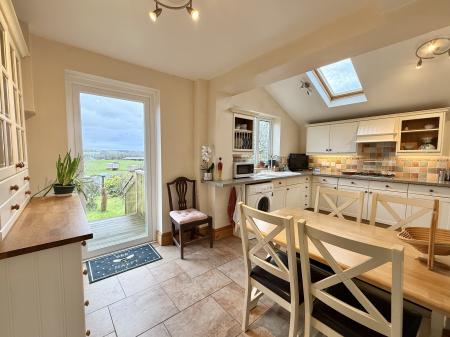 Spacious Kitchen/Breakfast Room