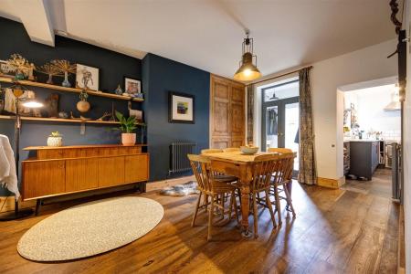 Sitting room/Dining area