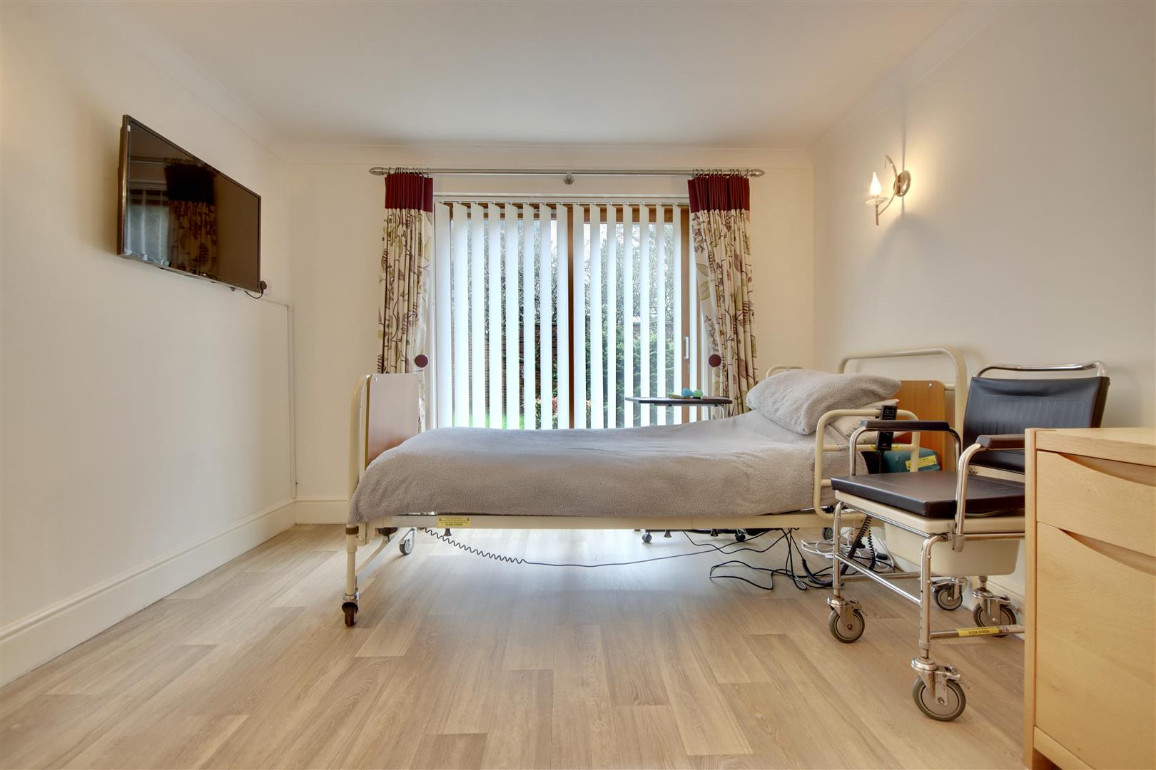 4 bedroom Detached House for sale in Rowlands Castle