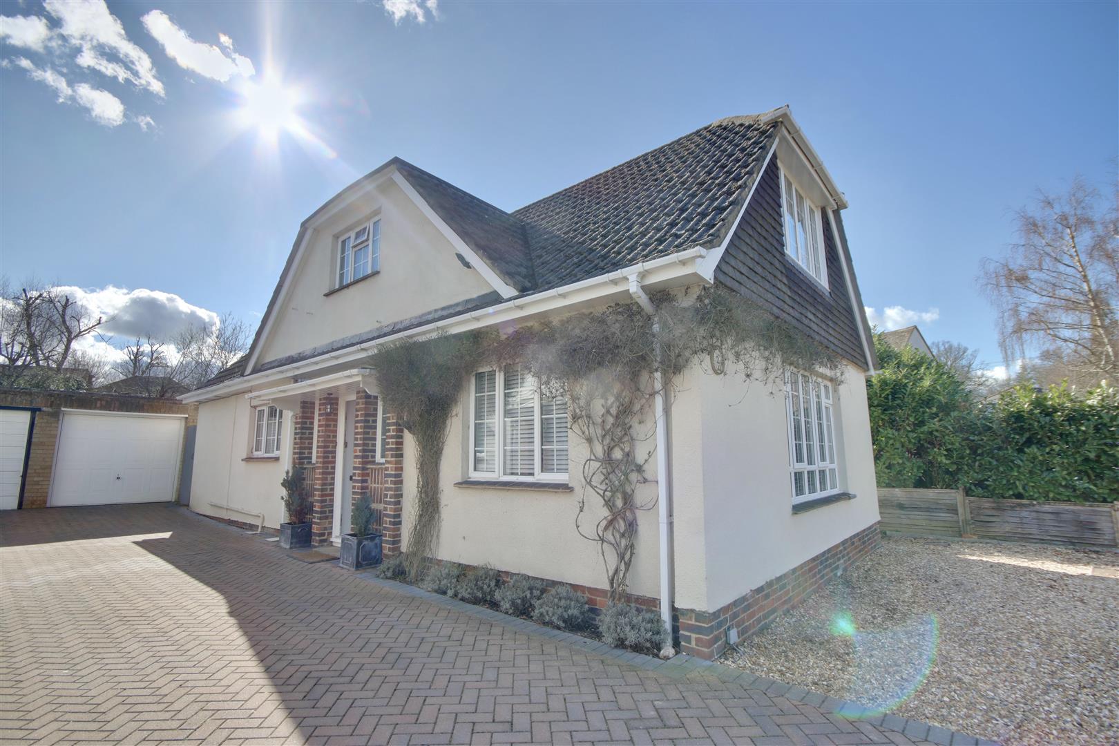 4 bedroom Detached House for sale in Rowlands Castle