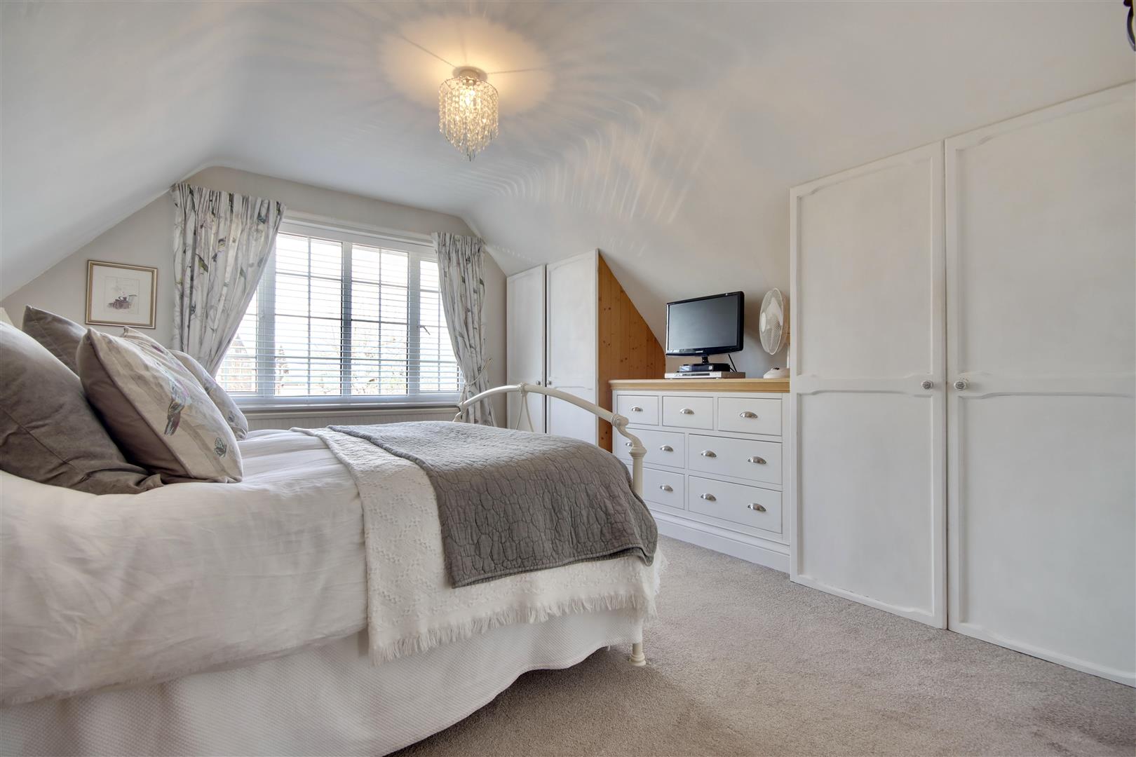 4 bedroom Detached House for sale in Rowlands Castle