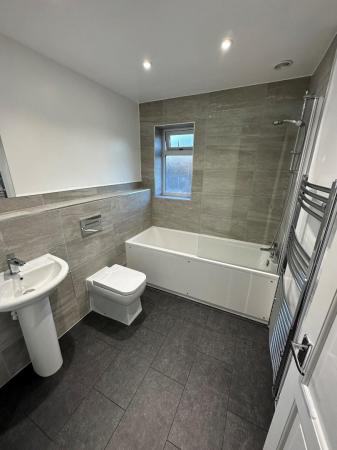 5 laurus close bathroom.jpg