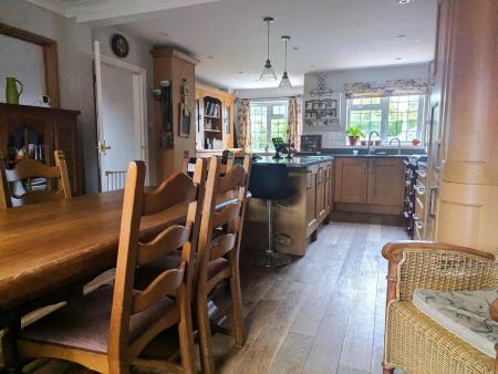 Dining into Kitchen.jpg