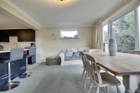 DINING/FAMILY ROOM