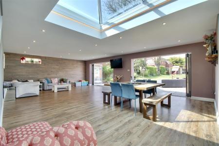 OPEN PLAN LIVING AREA