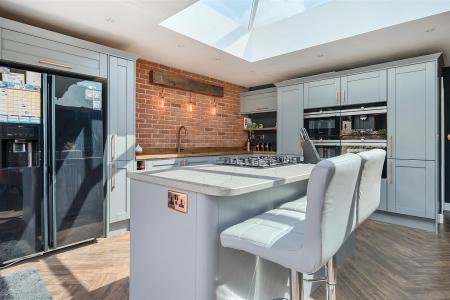 KITCHEN/DINING ROOM