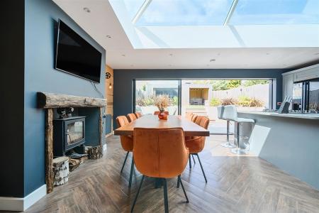 KITCHEN/DINING ROOM