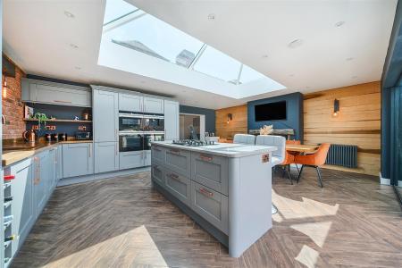 KITCHEN/DINING ROOM