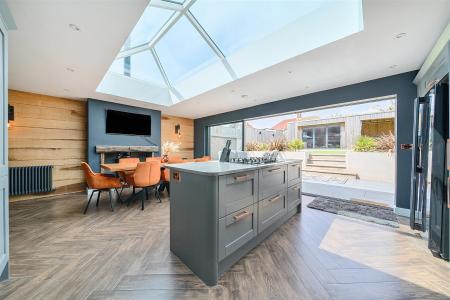 KITCHEN/DINING ROOM