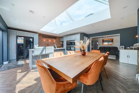 KITCHEN/DINING ROOM