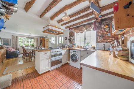 KITCHEN/DINING ROOM
