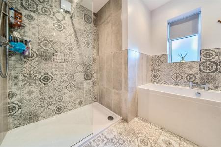 EN SUITE BATHROOM