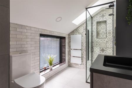 Beautifully Appointed En-Suite Shower Room