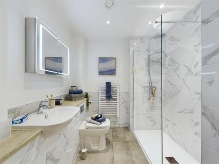 Luxurious En-Suite Shower Room