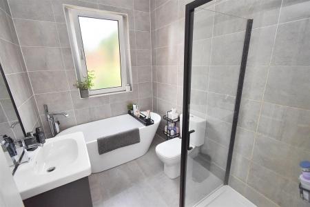 Fitted 4-Piece Family Bathroom