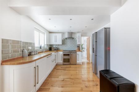 Superb Open Plan L-Shaped Dining Kitchen