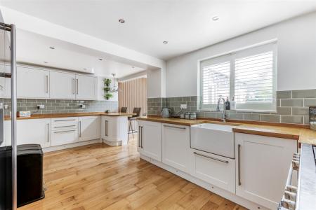 Superb Open Plan L-Shaped Dining Kitchen