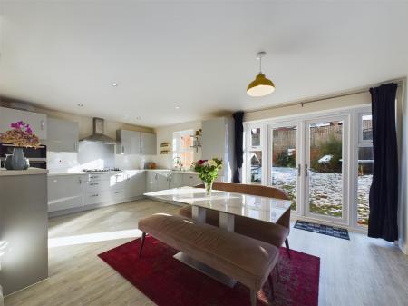 Superb Open Plan Dining Kitchen