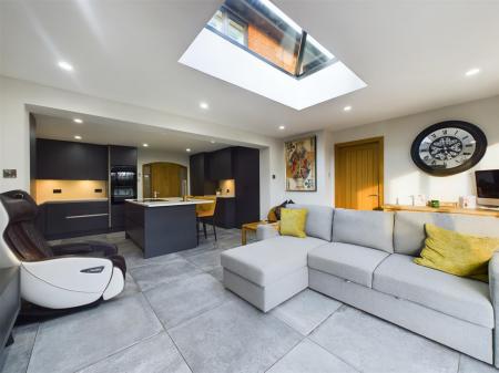 Lounge/Dining Area