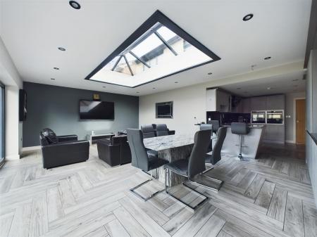 Lounge/Dining Room