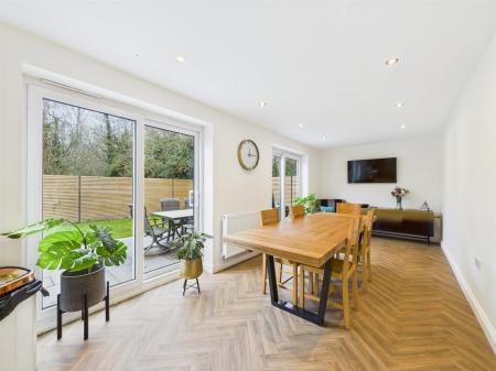 Lounge/Dining Area
