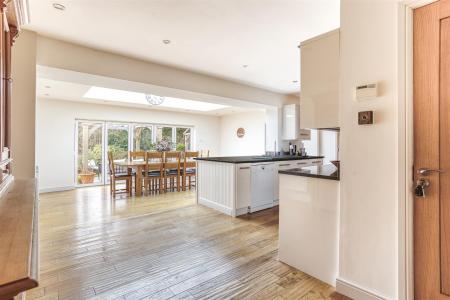 Living Kitchen/Dining Room