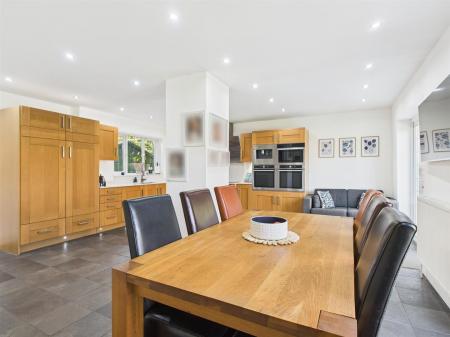 Living Kitchen/Dining Room
