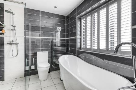 Superbly Appointed En-Suite Bathroom