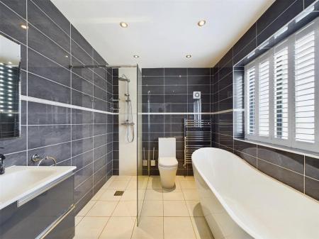 Superbly Appointed En-Suite Bathroom