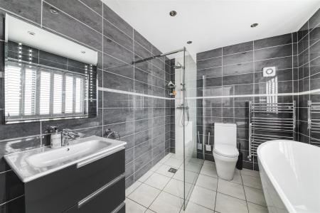 Superbly Appointed En-Suite Bathroom