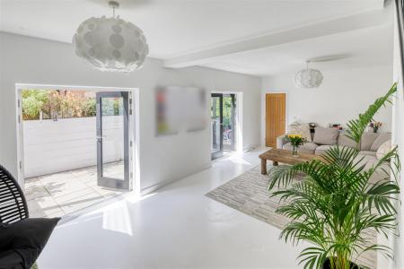 Spacious Lounge/Dining Room