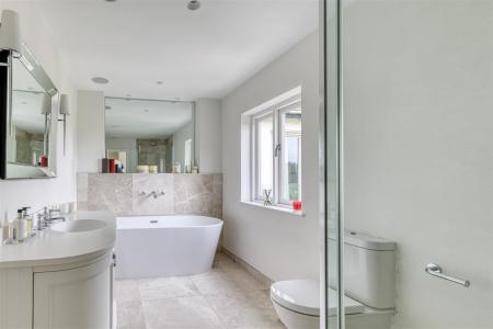 Beautifully Appointed En-Suite Bathroom