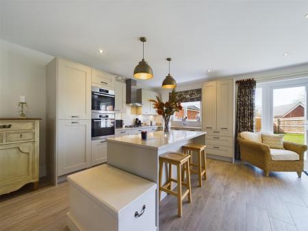 Stunning Open Plan L-Shaped Living Kitchen/Dining
