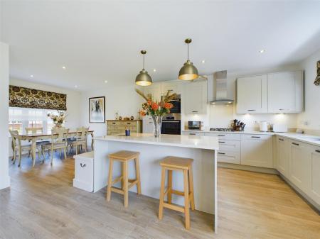 Stunning Open Plan L-Shaped Living Kitchen/Dining