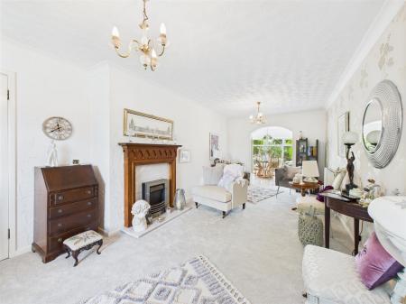 Lounge/Dining Room