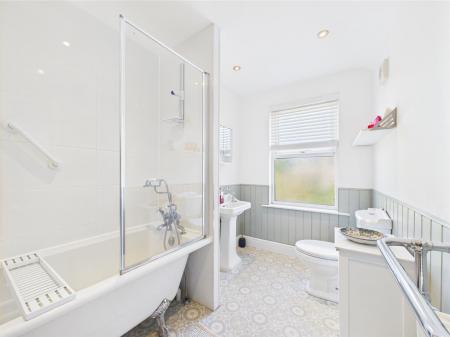 Spacious Bathroom