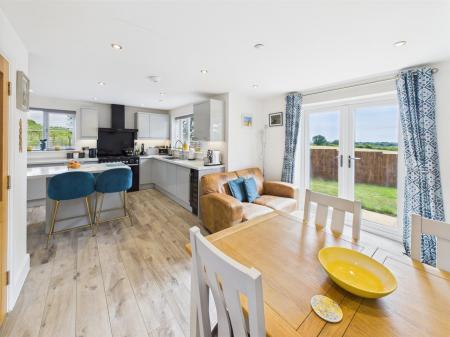 Lounge/Dining Area