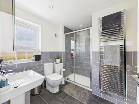 Superbly Appointed En-Suite Bathroom