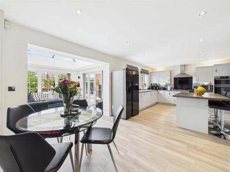 Stunning Open Plan L-Shaped Living/Dining/Kitchen