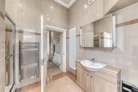 Superbly Appointed En-Suite Bathroom