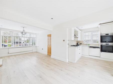 Fabulous Open Plan L-Shaped Living Kitchen