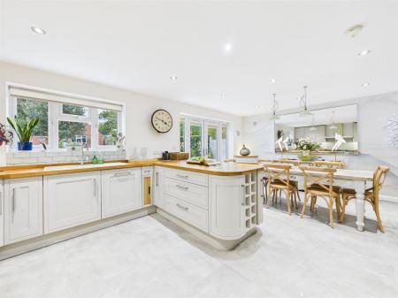 Fabulous L-Shaped Open Plan Living Space