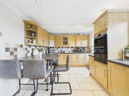 Good Sized Fitted Kitchen