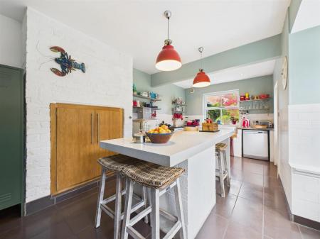 Spacious Fitted Kitchen