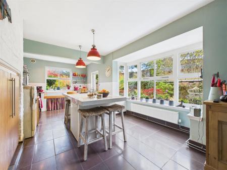 Spacious Fitted Kitchen