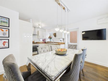 Fabulous Open Plan L-Shaped Dining Kitchen